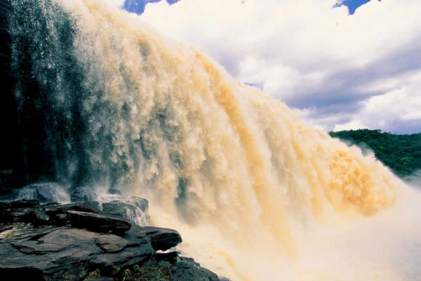 Catarata majestuosa en Canaima